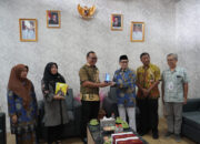Prof. Amin Suma, Guru Besar UIN, Hibahkan 11 Buku untuk Tingkatkan Literasi Cilegon