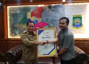 Dr. Nurdin, Sang Pionir Keterbukaan, Diberi Penghargaan Bergengsi di HPN 2025