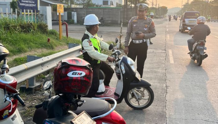 Satlantas Cilegon Tindak Parkir Liar di Depan PT Dongjin, Minta Perusahaan dan Dishub Bertindak