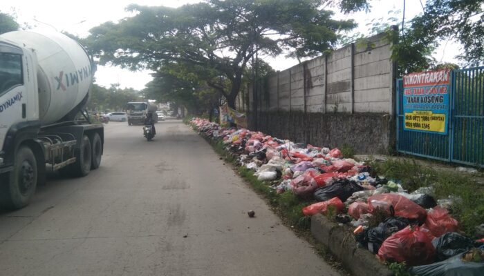 Trotoar Jadi Tempat Sampah: Warga Serang Dituding Biang Kerok JLS Kotor