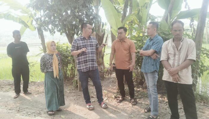 Tinjau Jalan Rusak di Hari Libur, Ketua Fraksi Demokrat Siap Perjuangkan Pembangunan Infrastruktur Dapil 2