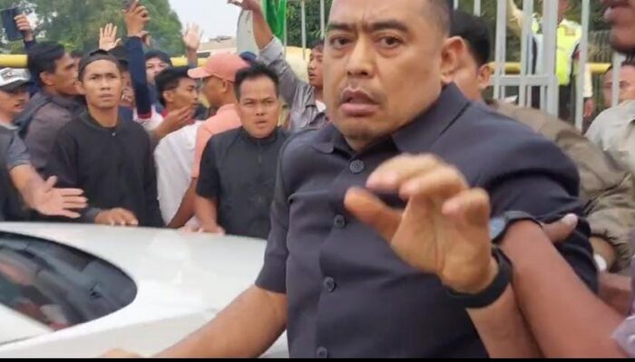 Dramatis! Aksi Mogok Kerja di Cilegon Ricuh, Anggota DPRD H. Hikmat Ngamuk di Tengah Massa