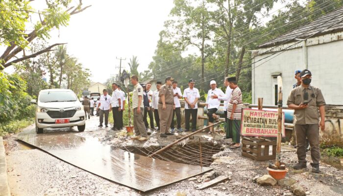 Setahun Jembatan Cikambuy Rusak Dibiarkan, Wabup Serang Turun Tangan: Ini Akses Vital, Harus Segera Diperbaiki