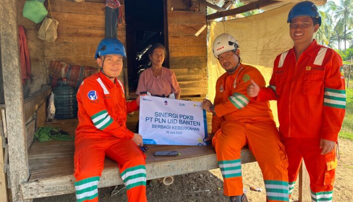 PLN Terangi Negeri Tanpa Padam: Aksi PDKB-TM dan YBM PLN Sulut Hati Warga Bayah