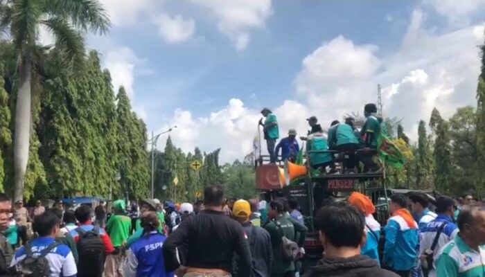 Ribuan Buruh Kepung DPRD Cilegon,Desak Tindakan Tegas terhadap H. Hikmat 