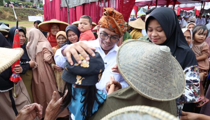Ribuan Warga Sambut Gubernur Andra Soni di Pelosok Lebak: Program Sarjana Penggerak Desa Resmi Diluncurkan