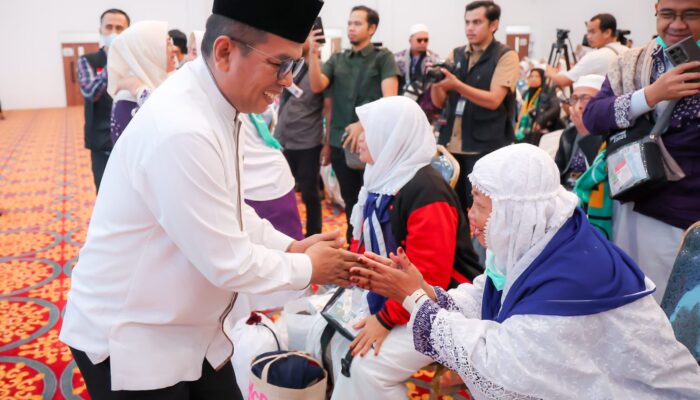 Air Mata Haru Sambut Pahlawan Iman: Gubernur Andra Soni Jemput Langsung 393 Jamaah Haji Kloter JKG 21 di Cipondoh