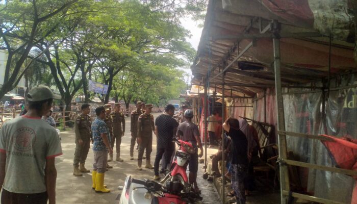 Cegah Pasar Kumuh, Satpol PP Cilegon Bongkar Bangunan Liar di Kranggot