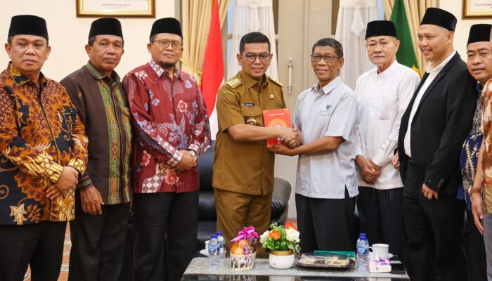 15.000 Mushaf Al-Qur’an Mengalir ke Banten, Gubernur Andra Soni Siap Hapus Buta Huruf Al-Qur’an
