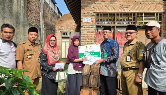 Atap Rumah Ambruk, Baznas Cilegon  Gelontorkan Bantuan Rp20 Juta untuk Odah Sarodah