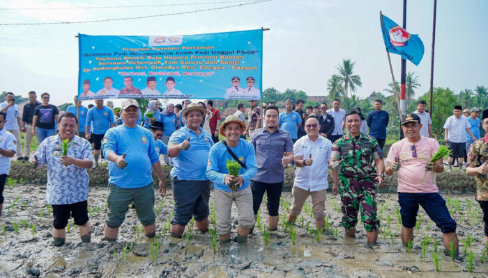 Robinsar Gelontorkan Bantuan Alat dan Modal, Petani Cilegon Siap Lawan Tengkulak