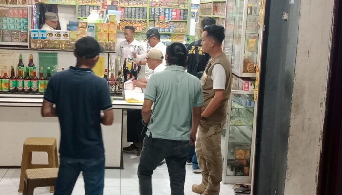 Satpol PP Cilegon Sapu Bersih 172 Botol Miras dan 3 Galon Tuak di Tiga Kecamatan