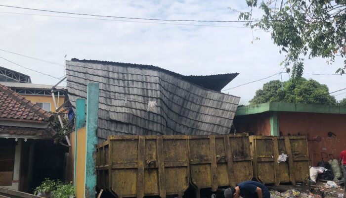 Lima Bulan Dibiarkan Ambruk, Tempat Pemilahan Sampah Pasar Kelapa Terbengkalai