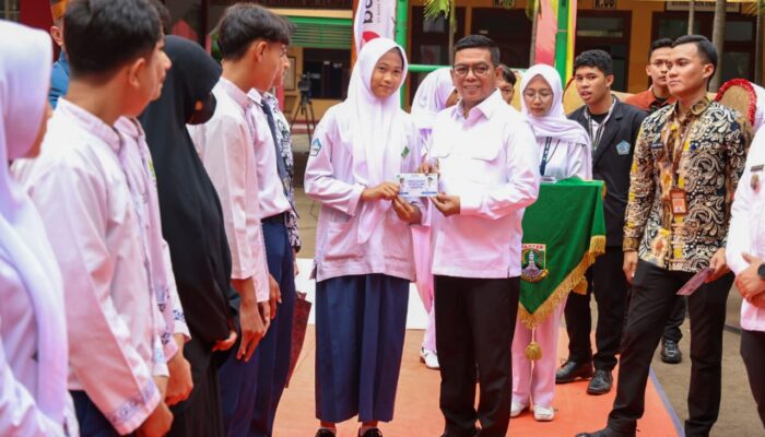 Andra Soni Serahkan Buku Tabungan Sekolah Gratis: Bukti Negara Hadir di Tengah Anak-anak Banten