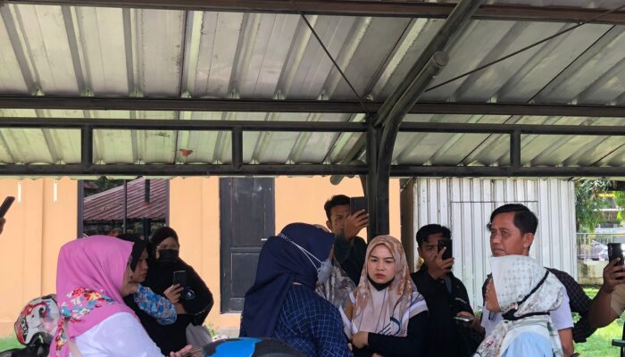 Orang Tua Paskibraka Cilegon Geruduk DPRD Tuntut Hak Anak ke Kesbangpol