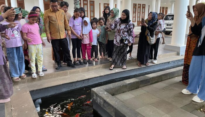Jadi Tour Guide Anak-anak di Gedung Negara, Andra Soni Kenalkan Ikan Purba Khas Banten