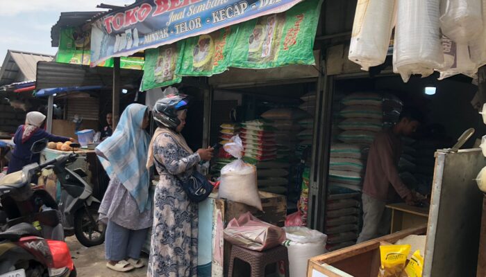 Isu Beras Oplosan Tak Goyahkan Pasar Kranggot: Penjualan Tetap Stabil, Harga Mulai Merangkak Naik