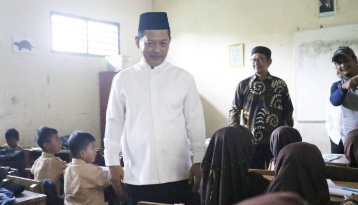 Siswa SD Ngampar di Lantai, Wabup Najib Hamas Turun Tangan: Pendidikan Tak Boleh Diabaikan