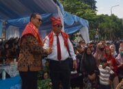 Beka Buluh untuk Walikota, Budaya Karo Warnai Pawai HUT Kota Serang yang Penuh Warna