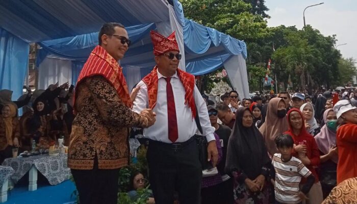 Beka Buluh untuk Walikota, Budaya Karo Warnai Pawai HUT Kota Serang yang Penuh Warna