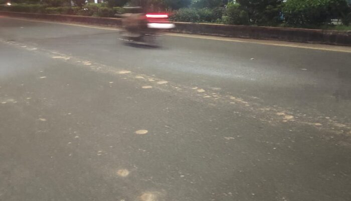 Jelang HUT RI, Jalan Nasional Cilegon Tercoreng Ceceran Tanah Liat Proyek Perpustakaan