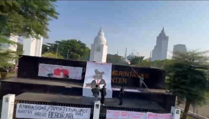 Spanduk Tikus Berdasi Warnai HUT RI ke-80, BEM Banten ‘Tampar’ Andra-Dimyati: Banten Harus Berdikari
