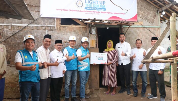 PLN Terangi Mimpi 87 Keluarga Prasejahtera di Lebak: Cahaya Kemerdekaan Hadirkan Harapan Baru