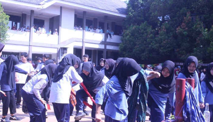 Mahasiswa PLP UIN SMH Banten Kobarkan Semangat Kemerdekaan di SMKN 2 Pandeglang