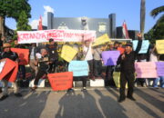 Puluhan Wartawan dan Mahasiswa Geruduk Mapolda, Desak Kapolda Minta Maaf dan Usut Tuntas Oknum Brimob Penganiaya Jurnalis