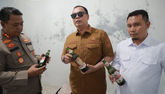 Wali Kota Serang Grebek Gudang Miras Ilegal, Ratusan Botol Disita