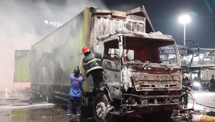 BREAKING NEWS: Truk Ekspedisi JNE Terbakar di Dermaga ASDP Merak, Damkar Cilegon Kerahkan 16 Personel dan 16 Ribu Liter Air