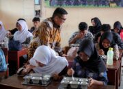 Gubernur Andra Soni Pastikan Program Makan Bergizi Gratis di Tangerang Berjalan Maksimal: Dapur Higienis, Siswa Senang