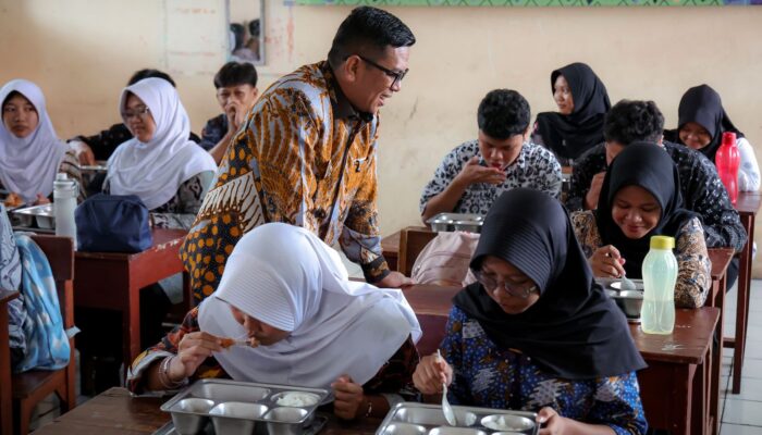 Gubernur Andra Soni Pastikan Program Makan Bergizi Gratis di Tangerang Berjalan Maksimal: Dapur Higienis, Siswa Senang