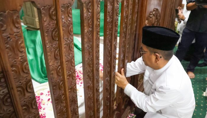 Ziarah Penuh Makna! Gubernur Andra Soni Awali HUT ke-25 Banten dengan Doa di Makam Sultan dan Banjir Bantuan untuk Warga