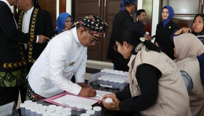 Gubernur Andra Soni Jadi Peserta Pertama Tes Urine di HUT ke-25 Banten: Tegaskan ASN Harus Bersih dari Narkoba