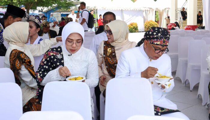 Festival Kuliner Banten Gegerkan HUT ke-25, Andra Soni Nikmati Laksa Tangerang di Tengah Riuh Gambang Kromong