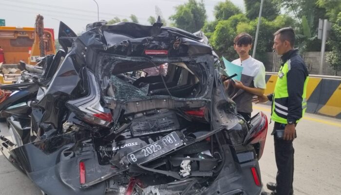 Rem Blong di Gerbang Tol Cilegon Timur! Truk Fuso Hantam Xpander Hingga Ringsek, Pengemudi Wanita Selamat dari Maut