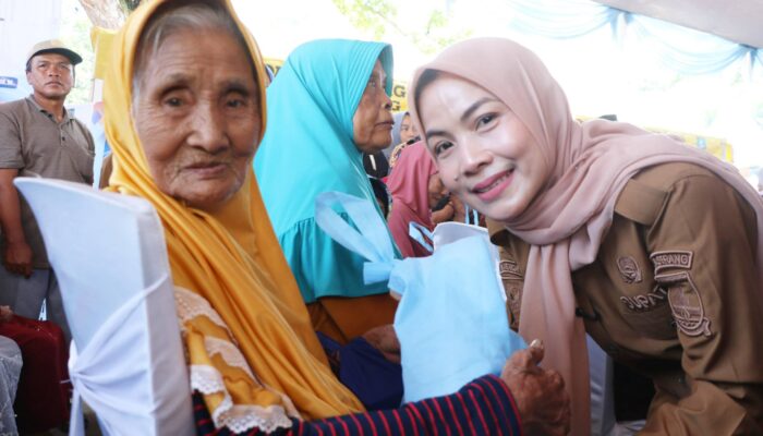 Sentuh Hati Warga di Hari Jadi ke-499 Kabupaten Serang, Bupati Ratu Zakiyah Turun Langsung Bagikan 500 Sembako