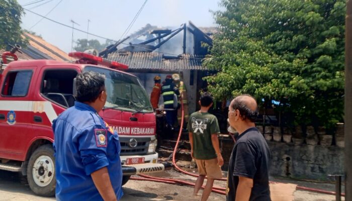 Korsleting Listrik Picu Kebakaran Hebat di Citangkil, Damkar Cilegon Gerak Cepat Padamkan Api dalam 6 Menit