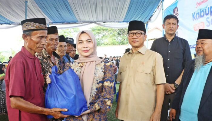 Mendes Yandri Susanto dan Bupati Ratu Zakiyah “Blusukan” Tanara: Dorong Desa Mandiri, Janjikan Lapangan Kerja dan Bantuan Ribuan Sembako