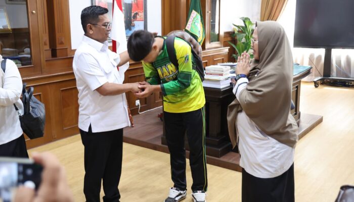 Gubernur Banten Andra Soni Jadi Penengah Damai, Kepala Sekolah dan Siswa SMAN 1 Cimarga Akhirnya Berpelukan dan Saling Memaafkan