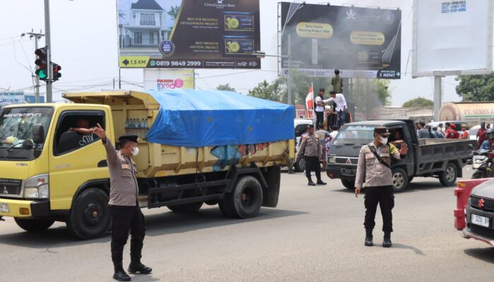 Polres Cilegon Sigap Amankan Aksi Tolak Truk ODOL di Simpang PCI