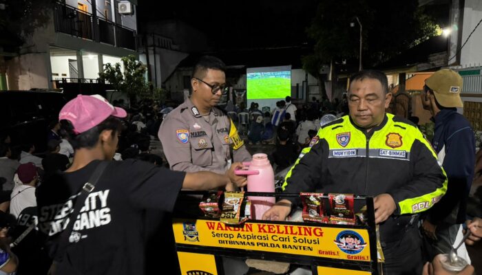 Ngopi Bareng Bhabin, Polres Cilegon Guyubkan Pemuda Lewat Nobar Persib di Warnasari