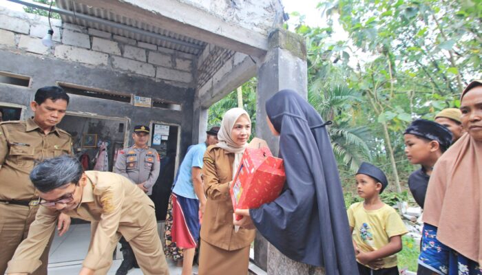Tinjau Langsung Rumah Warga Jebol, Bupati Serang Ratu Zakiyah Basah Keringat Bagi Bantuan untuk Korban Puting Beliung di Kopo dan Jawilan