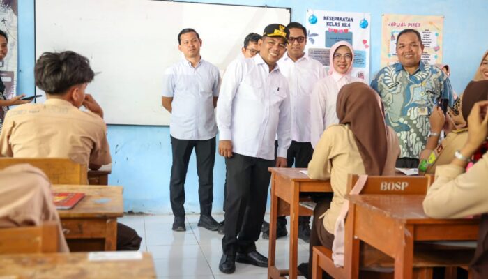 Gubernur Andra Soni Blusukan ke Pesisir Pandeglang: Pastikan Anak-anak Nikmati Program Makan Bergizi Gratis dari Presiden Prabowo