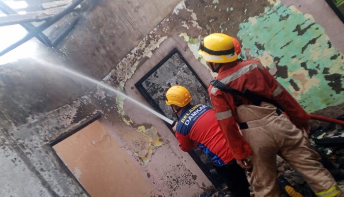 Korsleting Listrik Hanguskan Rumah Warga Grogol! Dua Motor Ikut Terbakar, Damkar Cilegon Gerak Cepat Padamkan Api