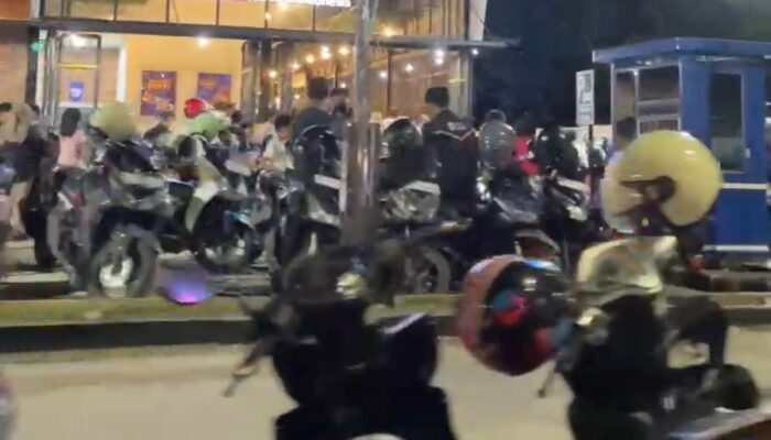 Launching Mie Gacoan Cilegon Ricuh! Parkir Semrawut di Bahu Jalan, BPTD Banten: Itu Pelanggaran Lalu Lintas