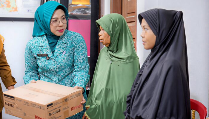 Peduli Korban Puting Beliung, Bunda TP PKK Banten Tinawati Andra Soni Bangun Kembali Harapan Lewat Bantuan Peralatan Dapur