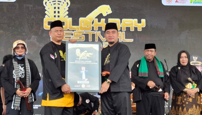 Robinsar Raih “Pendekar Muda Cilegon 2025”, Janji Bawa Golok Day ke Level Internasional