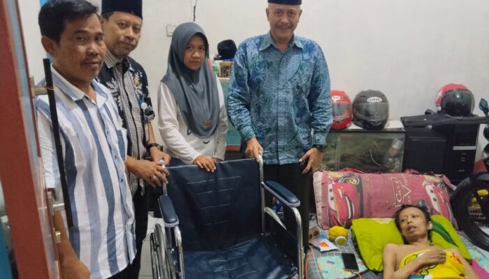 BAZNAS Cilegon Gercep Salurkan Kursi Roda, Supriyadi Terharu: “Semoga Jadi Jalan Kesembuhan”